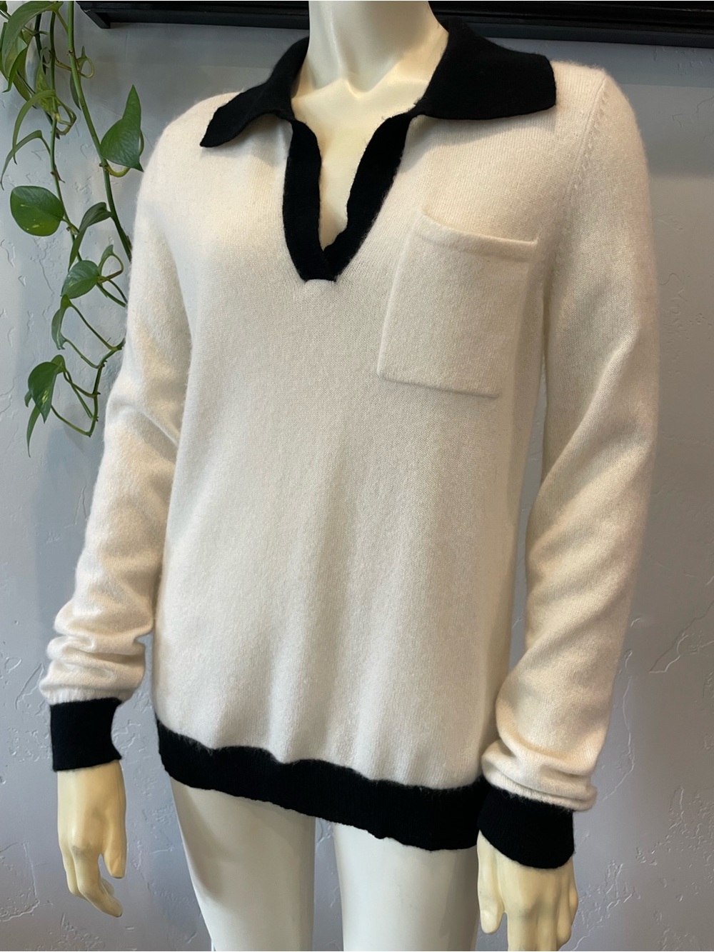 100% cashmere Cream V-Neck Sweater with Black Collar and Trim M